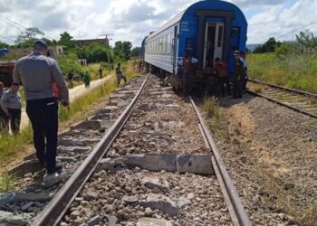 Tren de pasajeros se descarrila en Matanzas. Foto: Facebook/Periódico Girón.