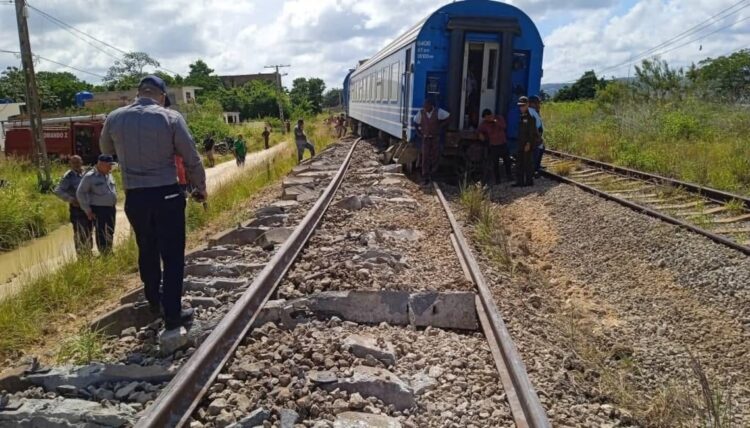 Tren de pasajeros se descarrila en Matanzas. Foto: Facebook/Periódico Girón.