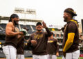 José "Candelita" Iglesias (al centro) se convirtió en el primer pelotero cubano de Grandes Ligas que pega al menos un jonrón con ocho equipos diferentes. Foto: San Diego Padres.