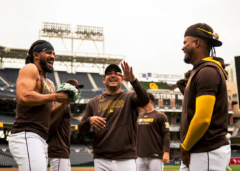 José "Candelita" Iglesias (al centro) se convirtió en el primer pelotero cubano de Grandes Ligas que pega al menos un jonrón con ocho equipos diferentes. Foto: San Diego Padres.