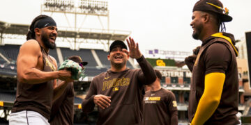 José "Candelita" Iglesias (al centro) se convirtió en el primer pelotero cubano de Grandes Ligas que pega al menos un jonrón con ocho equipos diferentes. Foto: San Diego Padres.