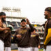 José "Candelita" Iglesias (al centro) se convirtió en el primer pelotero cubano de Grandes Ligas que pega al menos un jonrón con ocho equipos diferentes. Foto: San Diego Padres.