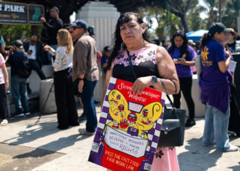 "Aquí estamos y no nos vamos" es el mensaje de resistencia que organizaciones comunitarias, laborales y religiosas de Los Ángeles enviaron al Gobierno del presidente Trump . Foto: EFE/ Coalición por los Derechos Humanos de los Inmigrantes.