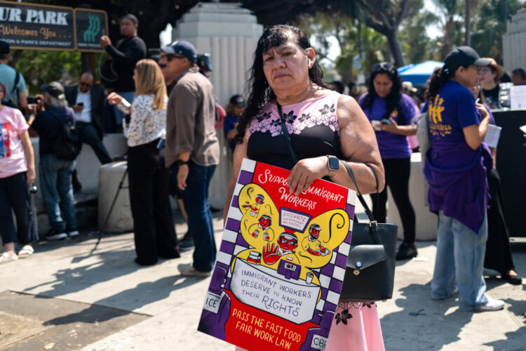 "Aquí estamos y no nos vamos" es el mensaje de resistencia que organizaciones comunitarias, laborales y religiosas de Los Ángeles enviaron al Gobierno del presidente Trump . Foto: EFE/ Coalición por los Derechos Humanos de los Inmigrantes.
