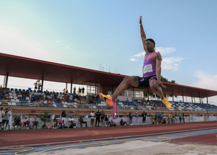 El atleta cubano Juan Miguel Echevarría participa en la prueba de salto de longitud del Meeting Internacional de Atletismo CD Meliz Sport, este jueves en la Fuente de la Niña, en Guadalajara. EFE/Nacho Izquierdo