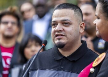 Kilmar Ábrego García durante un mitin antes de presentarse en la Oficina de ICE en Baltimore, Maryland, el 25 de agosto de 2025. Foto: EFE/EPA/SHAWN THEW.
