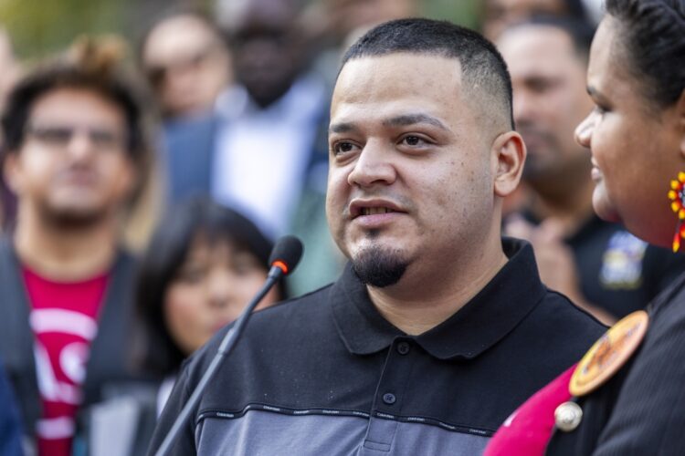 Kilmar Ábrego García durante un mitin antes de presentarse en la Oficina de ICE en Baltimore, Maryland, el 25 de agosto de 2025. Foto: EFE/EPA/SHAWN THEW.