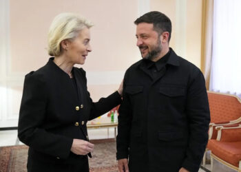La presidenta de la Comisión Europea, Ursula von der Leyen, y el presidente ucraniano, Volodimir Zelenski, durante un encuentro en Roma el pasado mes de julio. Foto: Andrew Medichini/EFE/EPA