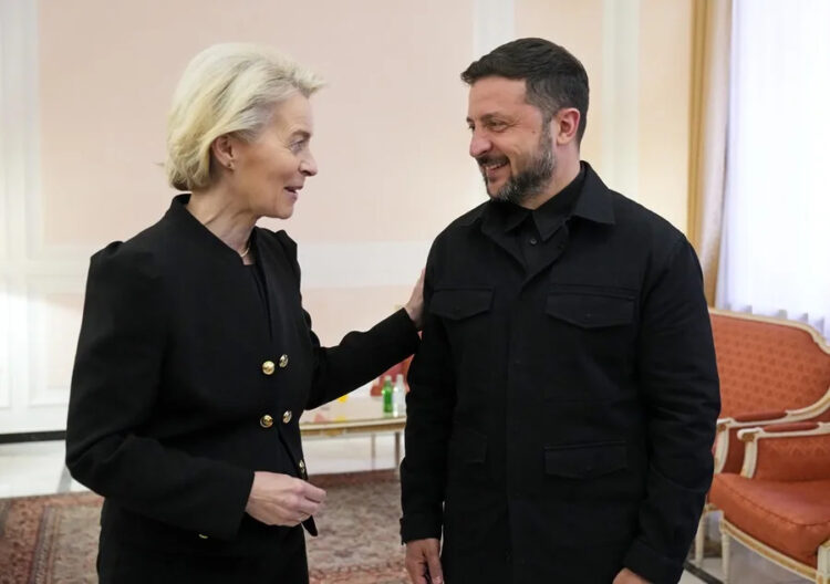 La presidenta de la Comisión Europea, Ursula von der Leyen, y el presidente ucraniano, Volodimir Zelenski, durante un encuentro en Roma el pasado mes de julio. Foto: Andrew Medichini/EFE/EPA