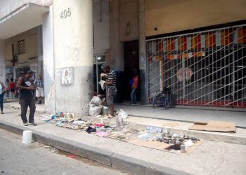 La informalidad y personas en situación de calle se extienden por las arterias de La Habana, entre ellas la calle Galiano. Foto:  AMD