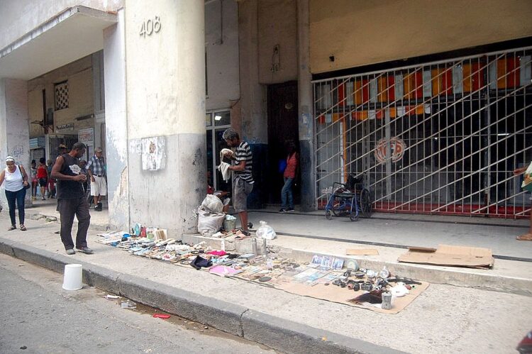 La informalidad y personas en situación de calle se extienden por las arterias de La Habana, entre ellas la calle Galiano. Foto:  AMD