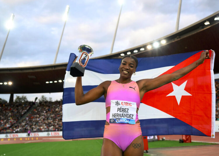 Leyanis Pérez celebra tras ganar la final de la Liga de Diamante 2025 en la especialidad de triple salto. Foto: Ennio Leanza/EFE/EPA.