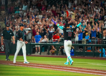 Lourdes Gurriel celebra un jonrón en el Chase Field. Foto: Arizona Diamondbacks.