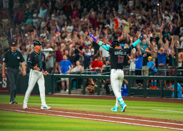 Lourdes Gurriel celebra un jonrón en el Chase Field. Foto: Arizona Diamondbacks.