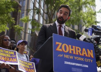 El candidato demócrata a la alcaldía de la ciudad de Nueva York, Zohran Mamdani, habla durante una conferencia de prensa el 7 de agosto de 2025. Foto: EFE/EPA/SARAH YENESEL.