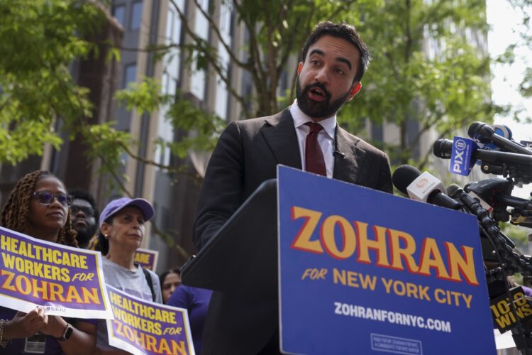 El candidato demócrata a la alcaldía de la ciudad de Nueva York, Zohran Mamdani, habla durante una conferencia de prensa el 7 de agosto de 2025. Foto: EFE/EPA/SARAH YENESEL.