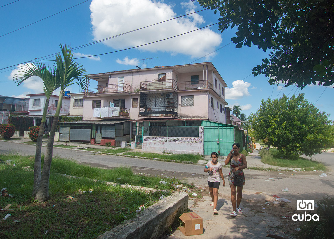 Avenida María Auxiliadora y calle Santa María, en Víbora Park, La Habana. Foto: Otmaro Rodríguez.