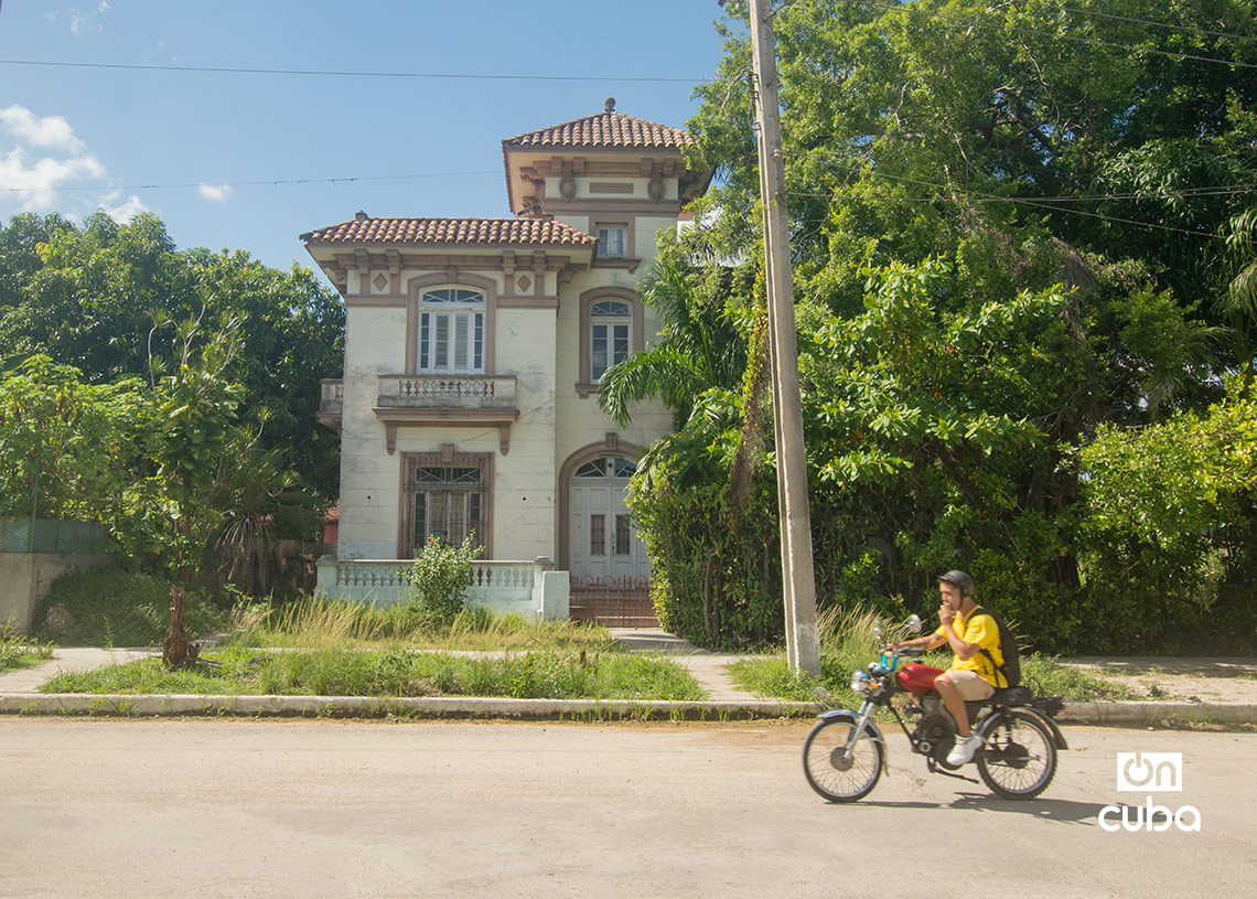 Avenida María Auxiliadora, en Víbora Park, La Habana. Foto: Otmaro Rodríguez.