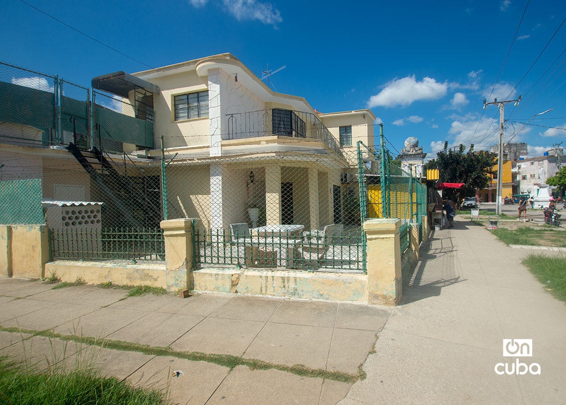 Viviendas en la avenida María Auxiliadora, en Víbora Park, La Habana. Foto: Otmaro Rodríguez.