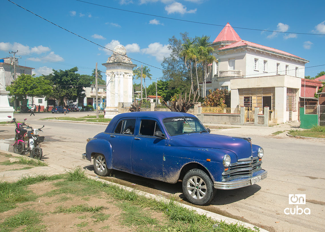Auto en la avenida María Auxiliadora, en Víbora Park, La Habana. Foto: Otmaro Rodríguez.