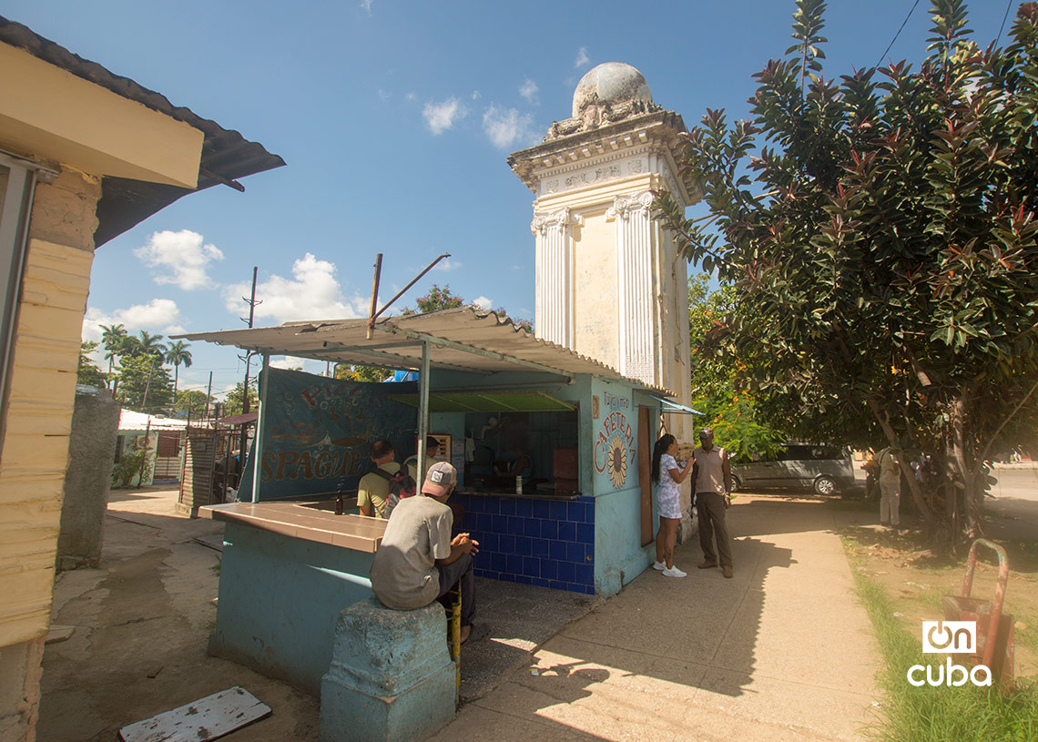 Negocios privados en la avenida María Auxiliadora, en Víbora Park, La Habana. Foto: Otmaro Rodríguez.