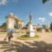 Escultura de María Auxiliadora en el comienzo de la avenida del mismo nombre en Víbora Park, La Habana. Foto: Otmaro Rodriguez.