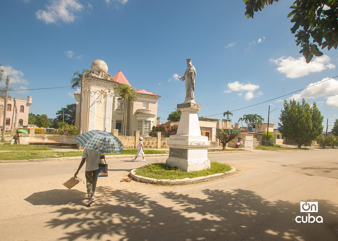 Escultura de María Auxiliadora en el comienzo de la avenida del mismo nombre en Víbora Park, La Habana. Foto: Otmaro Rodriguez.