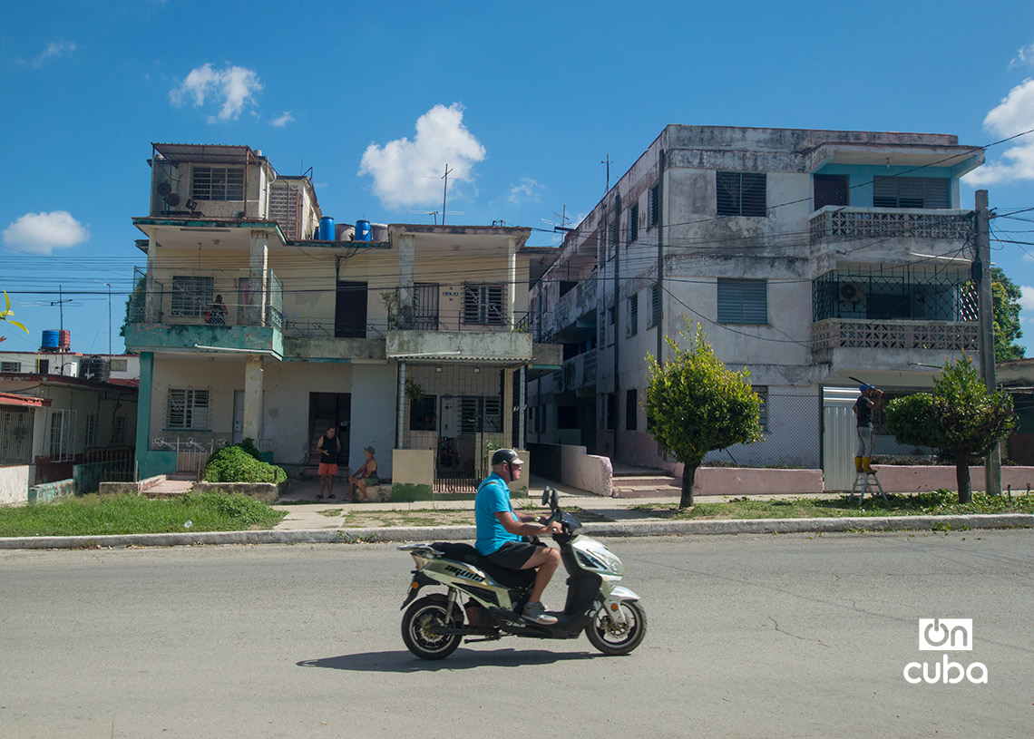 Avenida María Auxiliadora, en Víbora Park, La Habana. Foto: Otmaro Rodríguez.