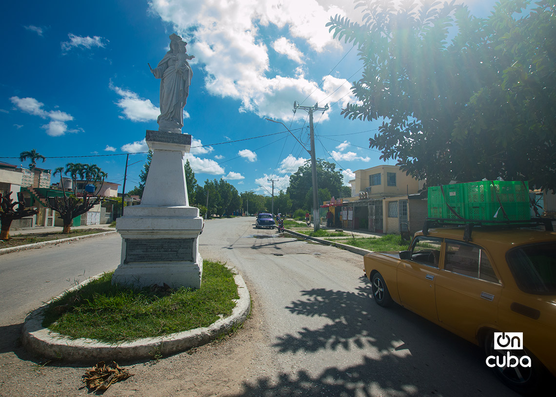 Escultura de María Auxiliadora en el comienzo de la avenida del mismo nombre en Víbora Park, La Habana. Foto: Otmaro Rodríguez.