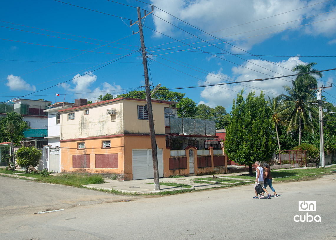 Viviendas en la avenida María Auxiliadora, en Víbora Park, La Habana. Foto: Otmaro Rodríguez.