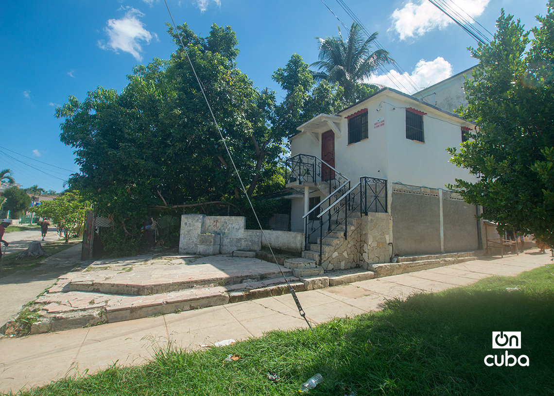 Viviendas en la avenida María Auxiliadora, en Víbora Park, La Habana. Foto: Otmaro Rodríguez.