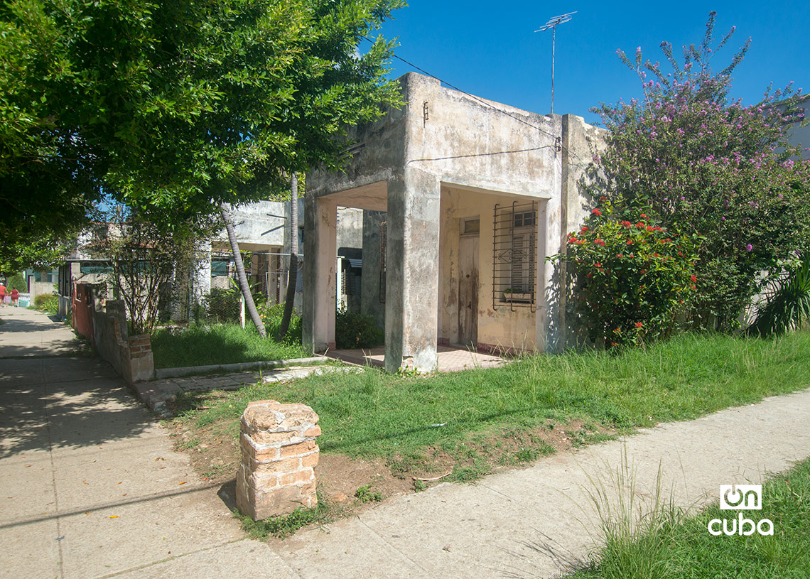 Viviendas en la avenida María Auxiliadora, en Víbora Park, La Habana. Foto: Otmaro Rodríguez.