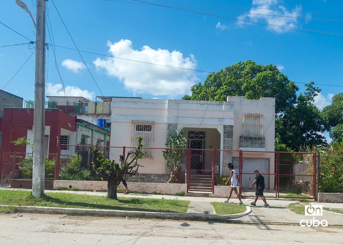 Viviendas en la avenida María Auxiliadora, en Víbora Park, La Habana. Foto: Otmaro Rodríguez.