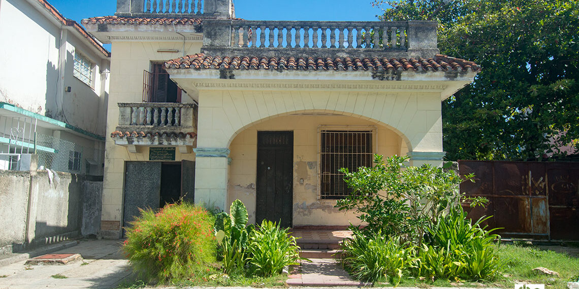 Viviendas en la avenida María Auxiliadora, en Víbora Park, La Habana. Foto: Otmaro Rodríguez.