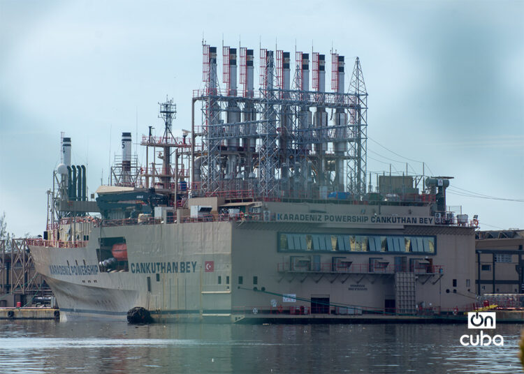 La patana turca Cankuthan Bey en la ensenada de Melones, en La Habana, el miércoles 13 de agosto de 2025. Foto: Otmaro Rodríguez.
