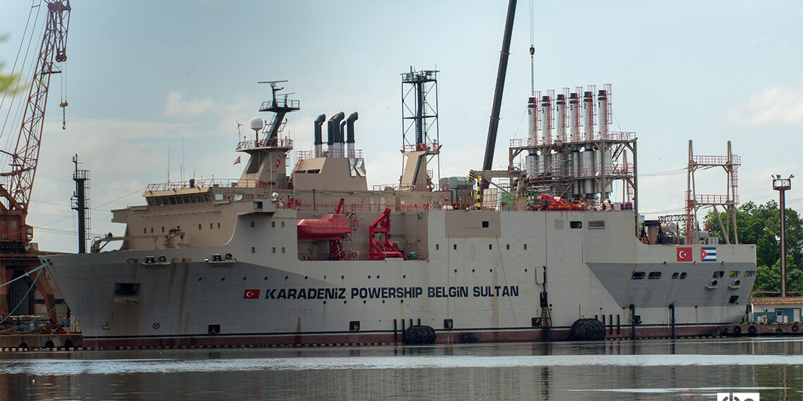 La patana turca Belgin Sultan en la ensenada de Melones, en La Habana, el miércoles 13 de agosto de 2025. Foto: Otmaro Rodríguez.
