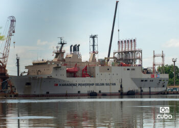 La patana turca Belgin Sultan en la ensenada de Melones, en La Habana, el miércoles 13 de agosto de 2025. Foto: Otmaro Rodríguez.