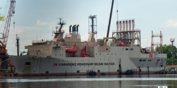 La patana turca Belgin Sultan en la ensenada de Melones, en La Habana, el miércoles 13 de agosto de 2025. Foto: Otmaro Rodríguez.
