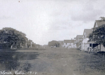 En 1914 ya estaba bien conformado el poblado  de La Gloria, en Camagüey, con sus viviendas, comercios, pequeños establecimientos manufactureros, escuela, iglesias. Fotografía realizada por Mayhew Augustus C. www.digitalcollections.library.miami.edu.