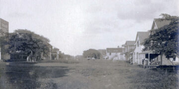 En 1914 ya estaba bien conformado el poblado  de La Gloria, en Camagüey, con sus viviendas, comercios, pequeños establecimientos manufactureros, escuela, iglesias. Fotografía realizada por Mayhew Augustus C. www.digitalcollections.library.miami.edu.