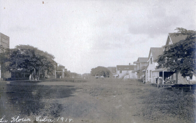 En 1914 ya estaba bien conformado el poblado  de La Gloria, en Camagüey, con sus viviendas, comercios, pequeños establecimientos manufactureros, escuela, iglesias. Fotografía realizada por Mayhew Augustus C. www.digitalcollections.library.miami.edu.