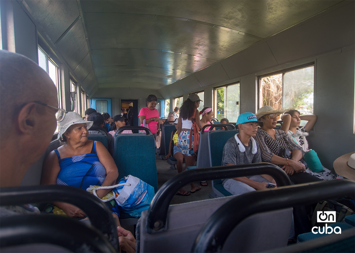 Travelers of all ages heading to the beach on the train to Guanabo, in East Havana. Photo: Otmaro Rodríguez.