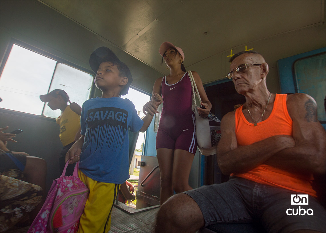 Travelers of all ages heading to the beach on the train to Guanabo, in East Havana. Photo: Otmaro Rodríguez.