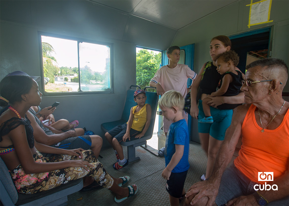 Travelers of all ages heading to the beach on the train to Guanabo, in East Havana. Photo: Otmaro Rodríguez.