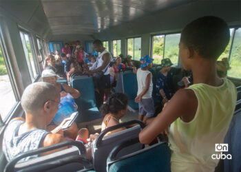 Viajeros de todas las edades rumbo a la playa en el tren a Guanabo, en la Habana del Este. Foto: Otmaro Rodríguez.