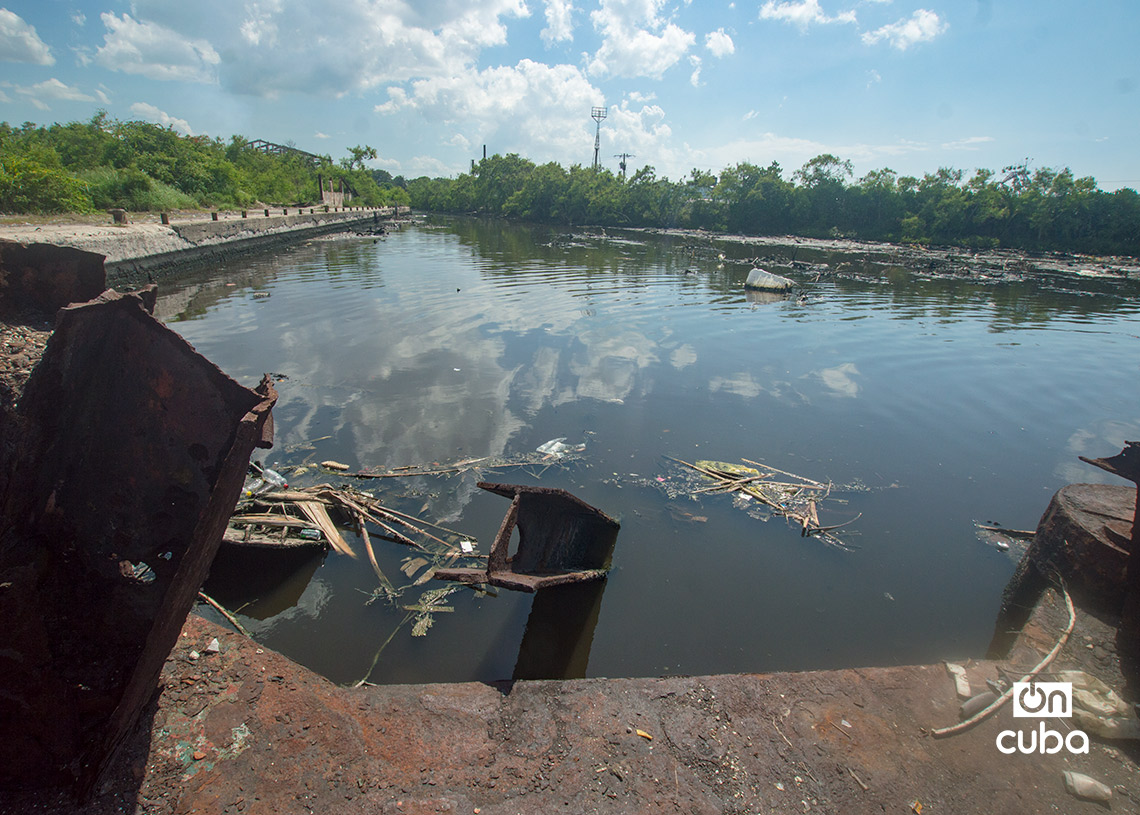 Contaminación en la bahía de la Habana, cerca de la patana abandonada en el municipio Regla. Foto: Otmaro Rodríguez.