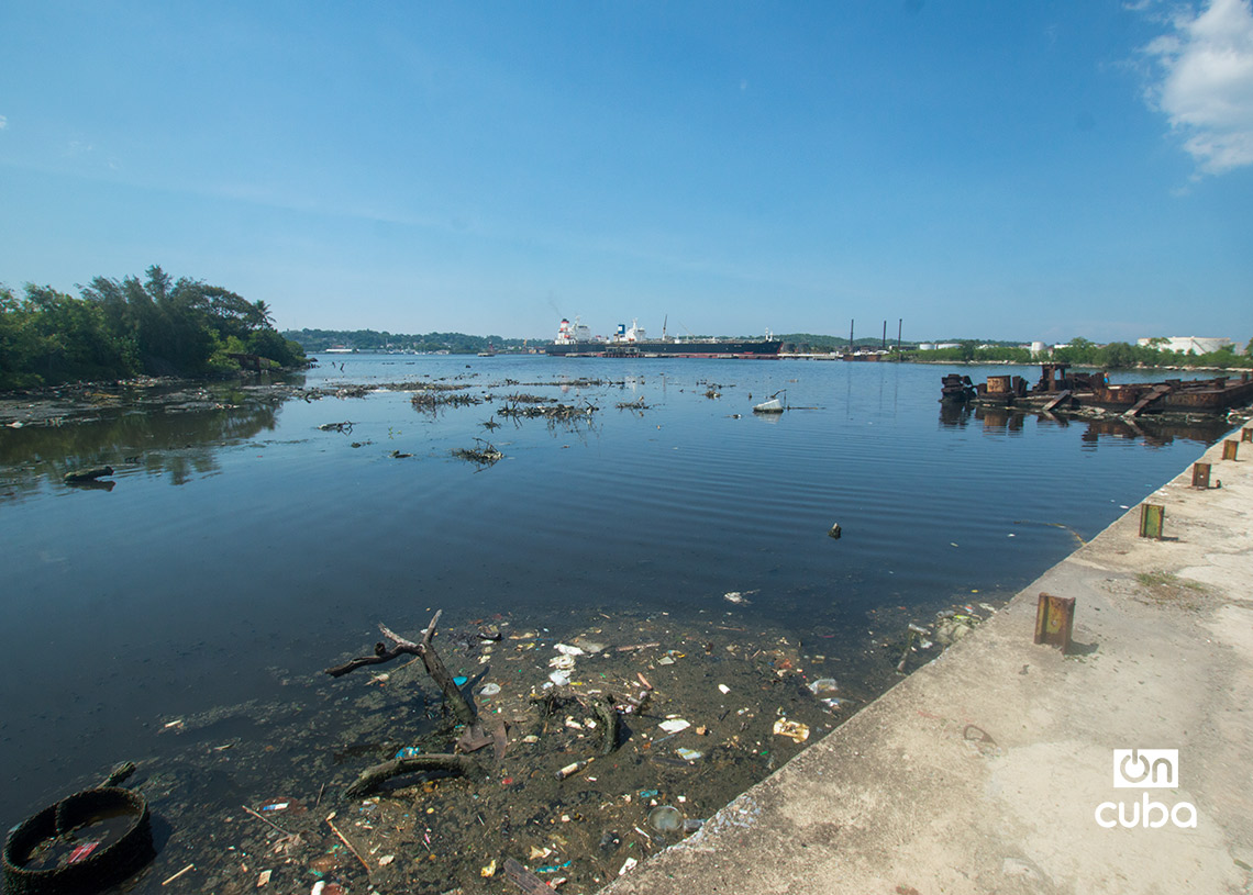 Contaminación en la bahía de la Habana, cerca de la patana abandonada en el municipio Regla. Foto: Otmaro Rodríguez.
