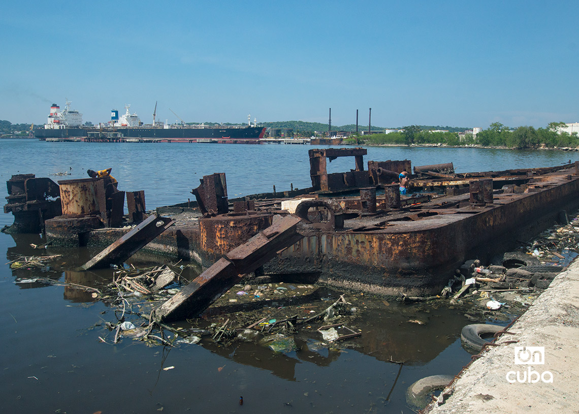 Antigua patana abandonada en la bahía de la Habana, en el municipio Regla. Foto: Otmaro Rodríguez.