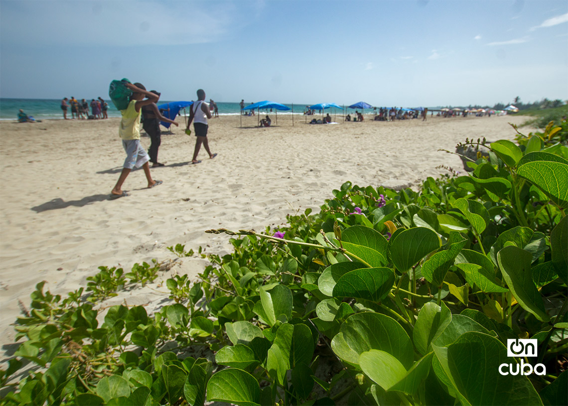 Travelers after arriving at the Guanabo Beach stop, in East Havana. Photo: Otmaro Rodríguez.