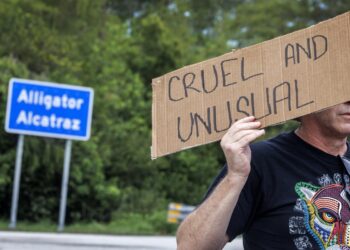 Activistas de inmigración y familiares de detenidos asisten a una vigilia frente al centro de detención Alligator Alcatraz el 10 de agosto de 2025. Foto: EFE/EPA/CRISTOBAL HERRERA-ULASHKEVICH.